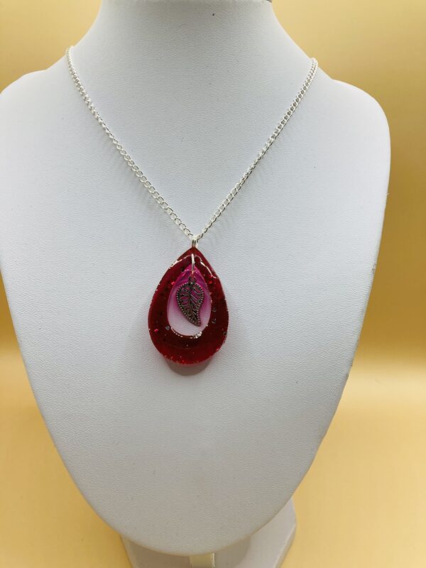 Collier goutte rose et feuille