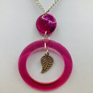 Collier rond et feuille