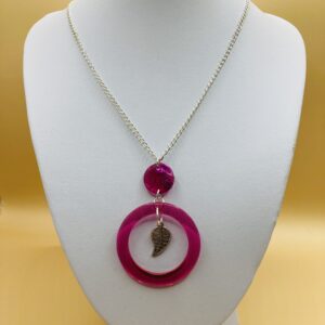 Collier rond et feuille