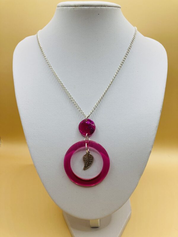 Collier rond et feuille