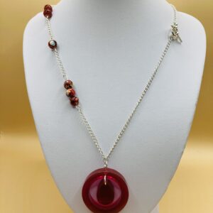 Collier sautoir perles rouges marbrées