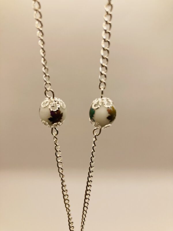Collier sautoir perles motifs feuilles – Image 3