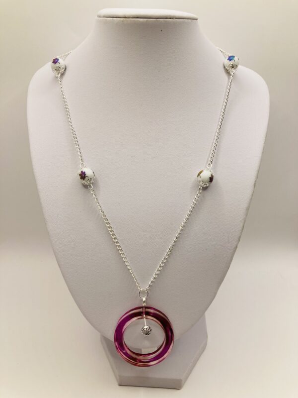 Collier sautoir perles motifs feuilles